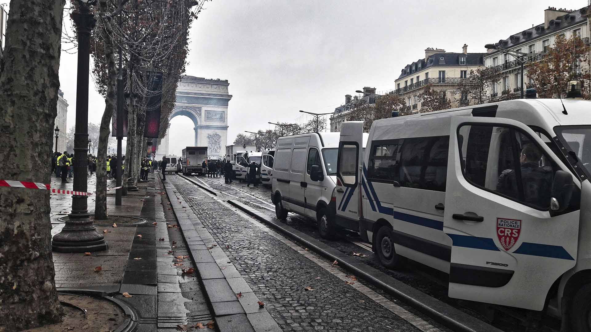 Manifestation des Gilets jaunes à PARIS sur les Champs Elysées